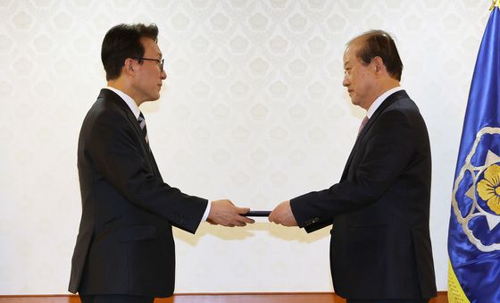 김민석 국무총리, 김경희 국가교육위원회 상임위원 임명장 수여