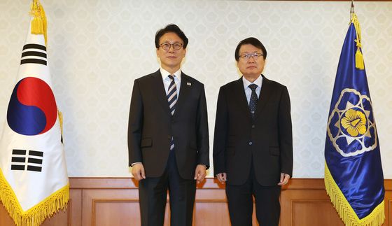 김민석 국무총리, 오영근 국가인권위원회 상임위원 임명장 수여