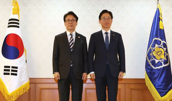 김민석 국무총리, 오태석 우주항공청장 임명장 수여