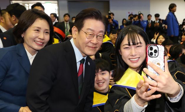 졸업생과 기념촬영하는 이재명 대통령 부부