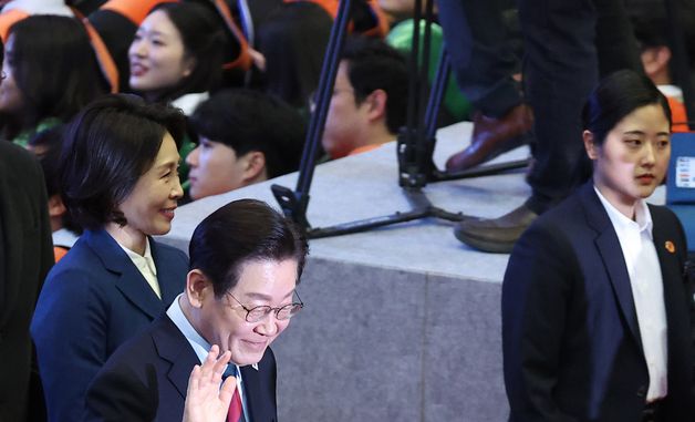 손 인사하는 이재명 대통령