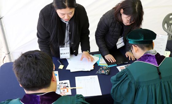 졸업생들의 취업 도전