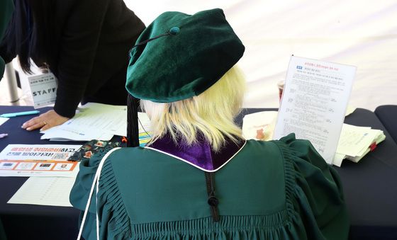 취업 준비하는 졸업생