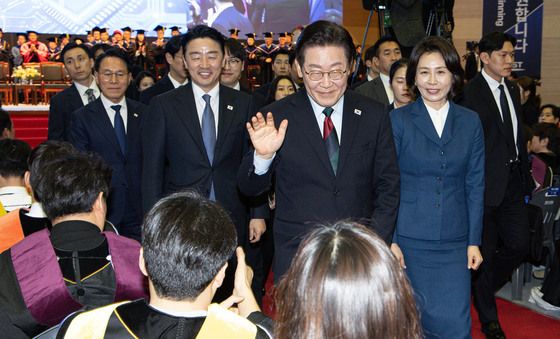 졸업생들과 인사하는 이재명 대통령