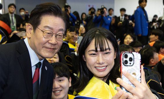 졸업생과 기념촬영 하는 이재명 대통령