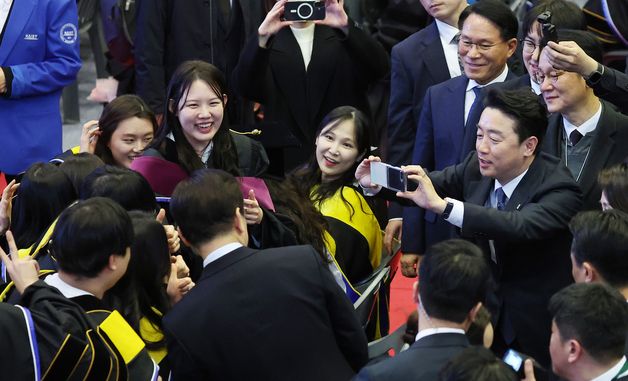 기념사진 촬영해주는 강훈식 비서실장