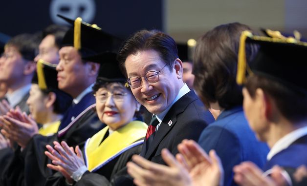 박수치는 이재명 대통령