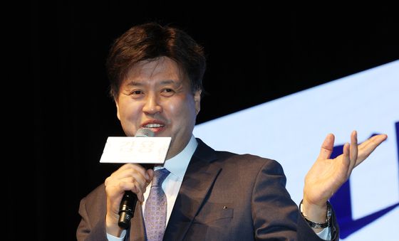 출판 기념회서 인사말 하는 김용