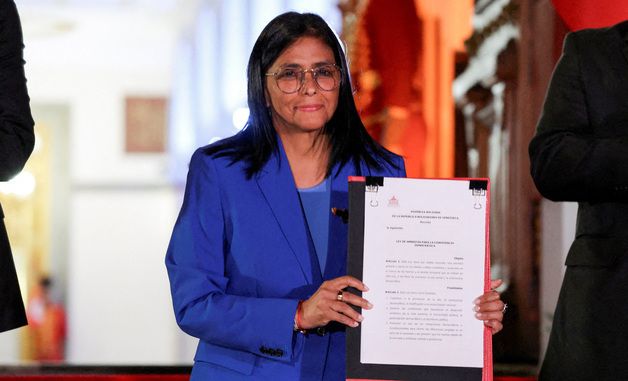 [포토] 사면법안 들고 있는 로드리게스 베네수 임시대통령