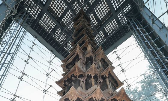 유리보호각 안 원각사지 십층석탑 모습은?