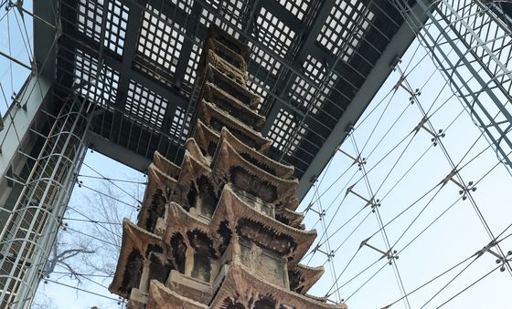 유리보호각 안 원각사지 십층석탑 공개