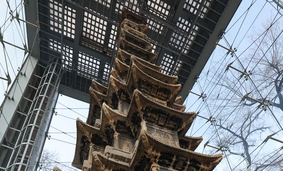 조선 세조때 지은 원각사지 십층석탑의 모습은?