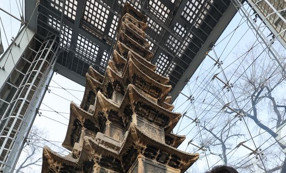 원각사지 십층석탑 살펴보는 정문헌 구청장