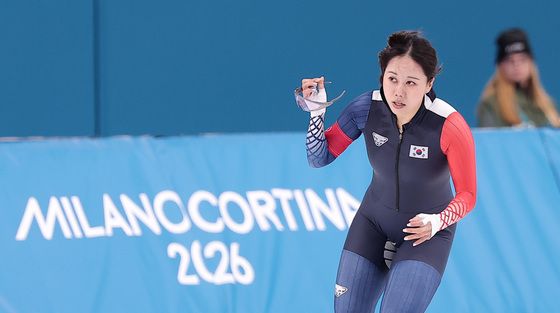 기록 확인하는 박지우