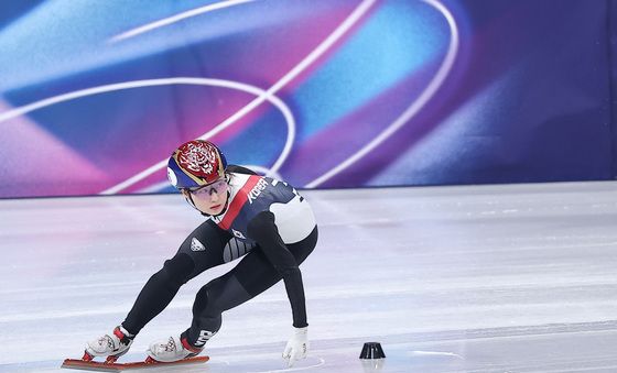 최민정, 뒤 돌아보며 여유 넘치는 레이스