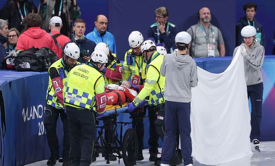 들것에 실려 나가는 카밀라 셀리에르