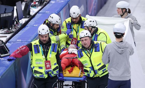 들것에 실려 나가는 카밀라 셀리에르