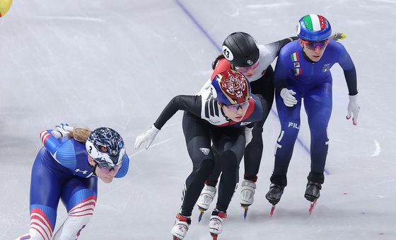 충돌 피하는 최민정