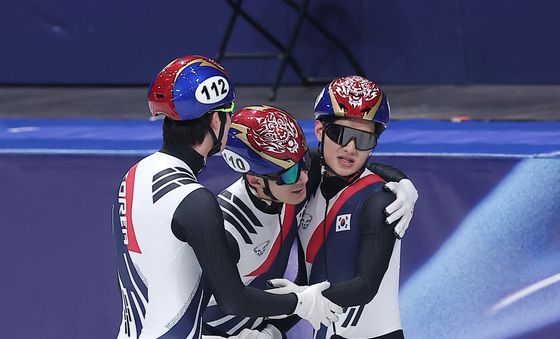 포옹하는 이준서·황대헌·이정민