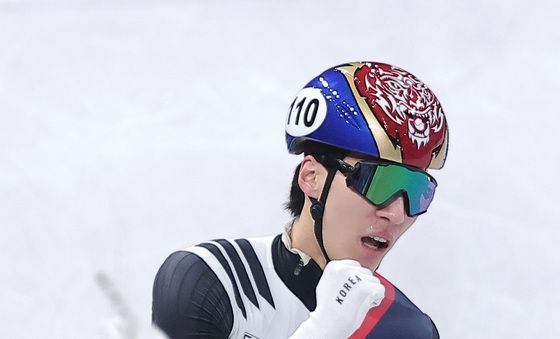 '계주 은메달' 기뻐하는 황대헌