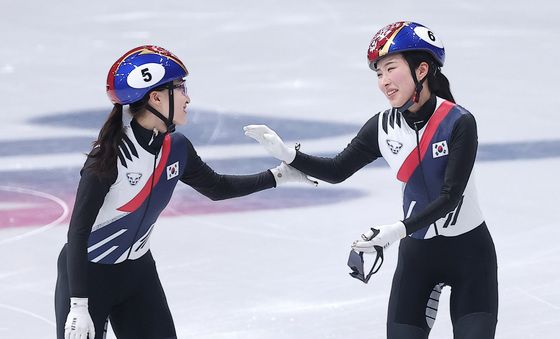 김길리 축하하는 최민정