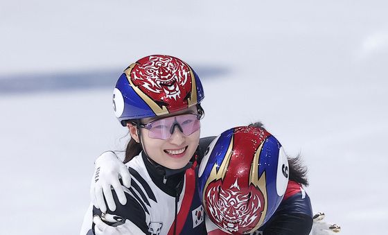 김길리 축하하는 최민정