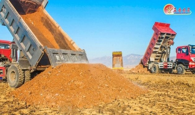 북한 황해남도 객토 작업 진행