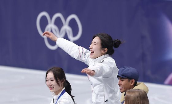 시상대 오르며 기뻐하는 올림픽 2관왕 김길리