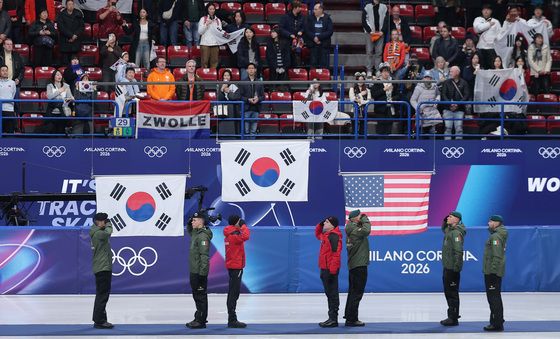 밀라노동계올림픽에 게양되는 태극기