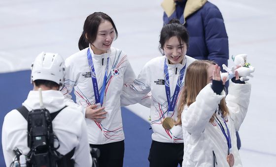 서로 축하하는 김길리·최민정