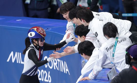 선수들과 금메달 기쁨 나누는 김길리