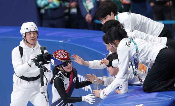 선수들과 금메달 기쁨 나누는 김길리