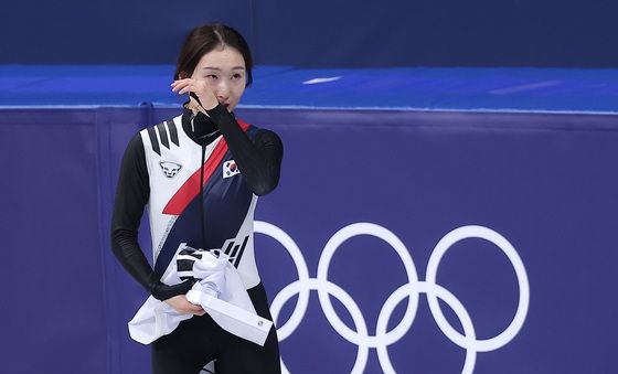 눈물 닦는 최민정