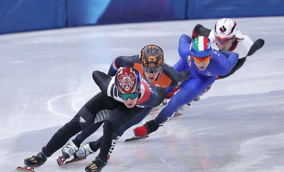 선두로 질주하는 황대헌