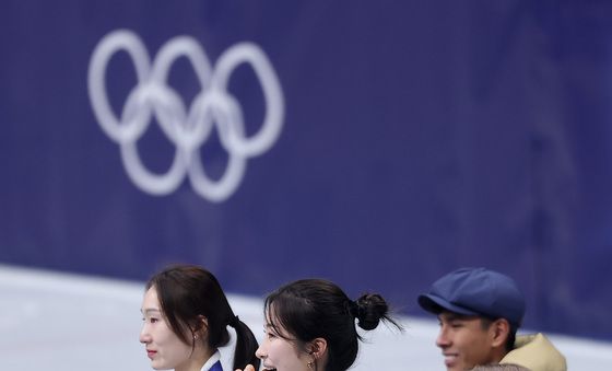 금메달 깨무는 김길리