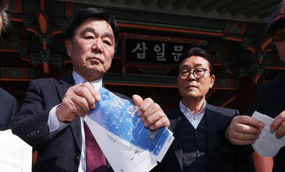 다케시마의 날 홍보책자 찢는 독도수호전국연대