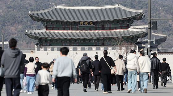 포근한 날씨에 가벼워진 옷차림