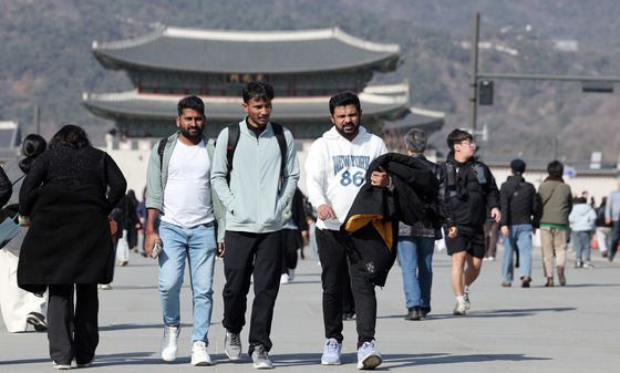 외국인 관광객도 놀란 '봄날씨'
