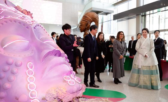 리우 카니발전 관람하는 김헤경 여사와 호잔젤라 다 시우바 여사