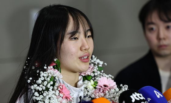 질문에 답하는 유승은