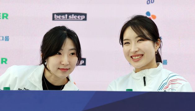 대화 나누는 이소연·김길리