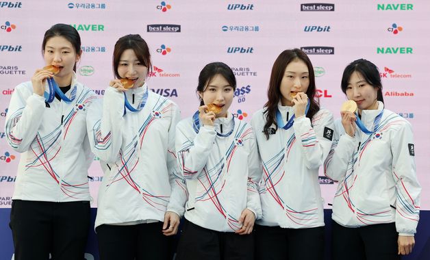 기념 촬영하는 여자 쇼트트랙 대표팀