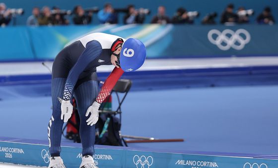 고개 숙인 조승민