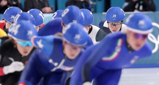 기회 엿보는 박지우