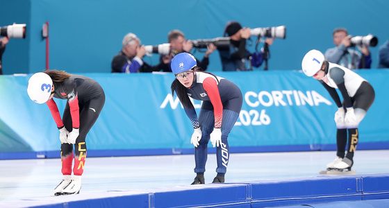 고개 숙인 한중일