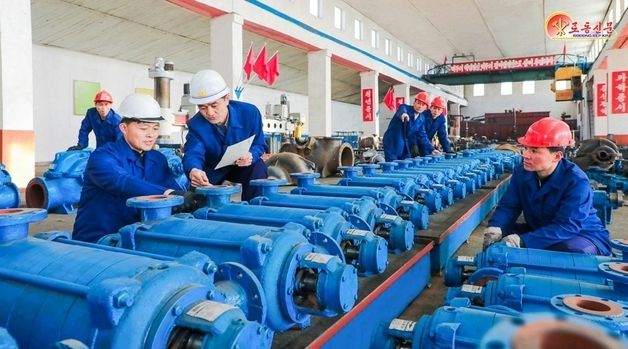 北 "130% 이상 실적으로 증산 불길"…안주펌프공장 조명