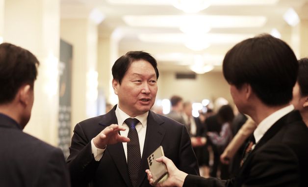 워싱턴DC 한국 특파원들과 인터뷰하는 최태원 SK그룹 회장