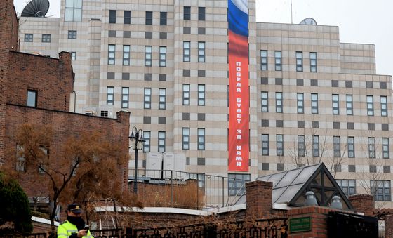 '승리는 우리 것' 현수막 건 주한 러시아 대사관