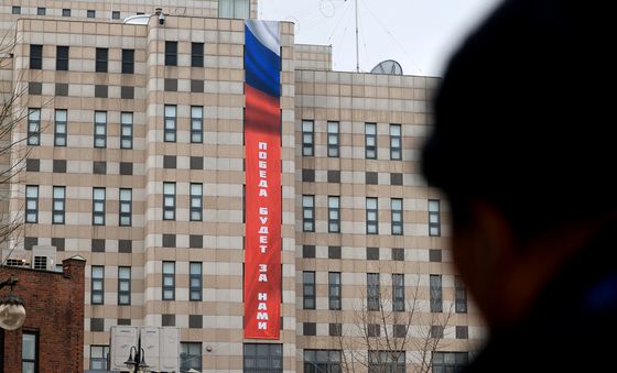 4주년 앞으로 다가온 러·우 전쟁···현수막 걸린 러시아 대사관