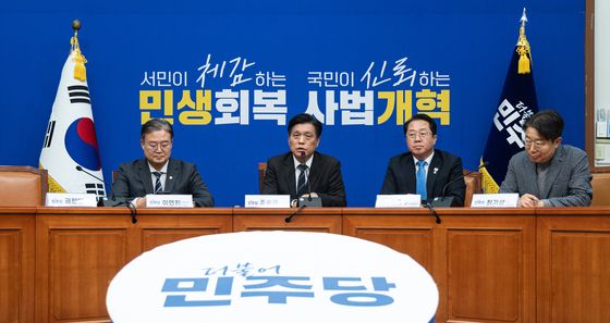 기자간담회하는 조승래 사무총장